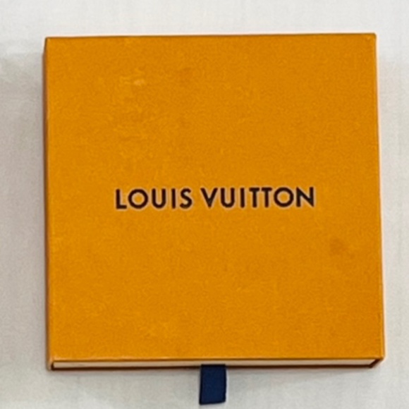 Louis Vuitton Monogram Carré Rising Confidential Silk Scarf Beige/Black – NWT - Picture 7 of 9